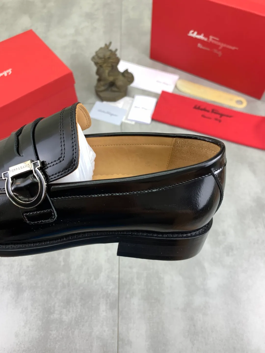 Men's Men's Shoes 💰P562💰[New Style] Water-dyed Niuli 🆘[Salvatore Ferragamo] Ferragamo's latest casual business leather shoes for men! Listed simultaneously! The fabric is made of specially imported original open-edge beaded calfskin, and the interior is made of imported water-dyed cowhide. It is absolutely luxurious and leads the fashion trend. Matching code: 38-44 (45 and 46 can be customized) Black, brown and burgundy colors available